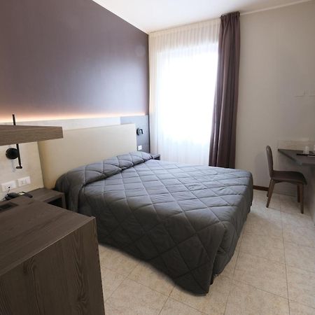Hotel Mistral Milan Exterior photo